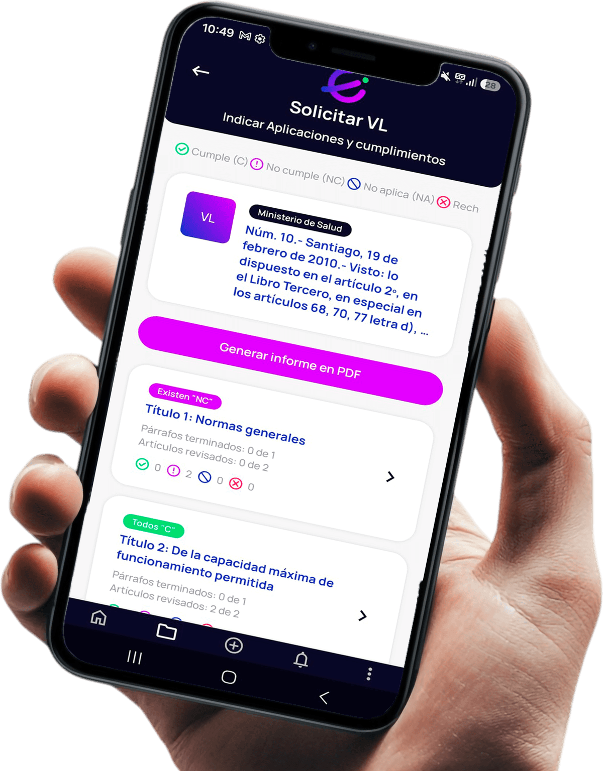 Mano sosteniendo un smartphone con la app C-Legal en la pantalla «Solicitar VL», con estados de cumplimiento por título.